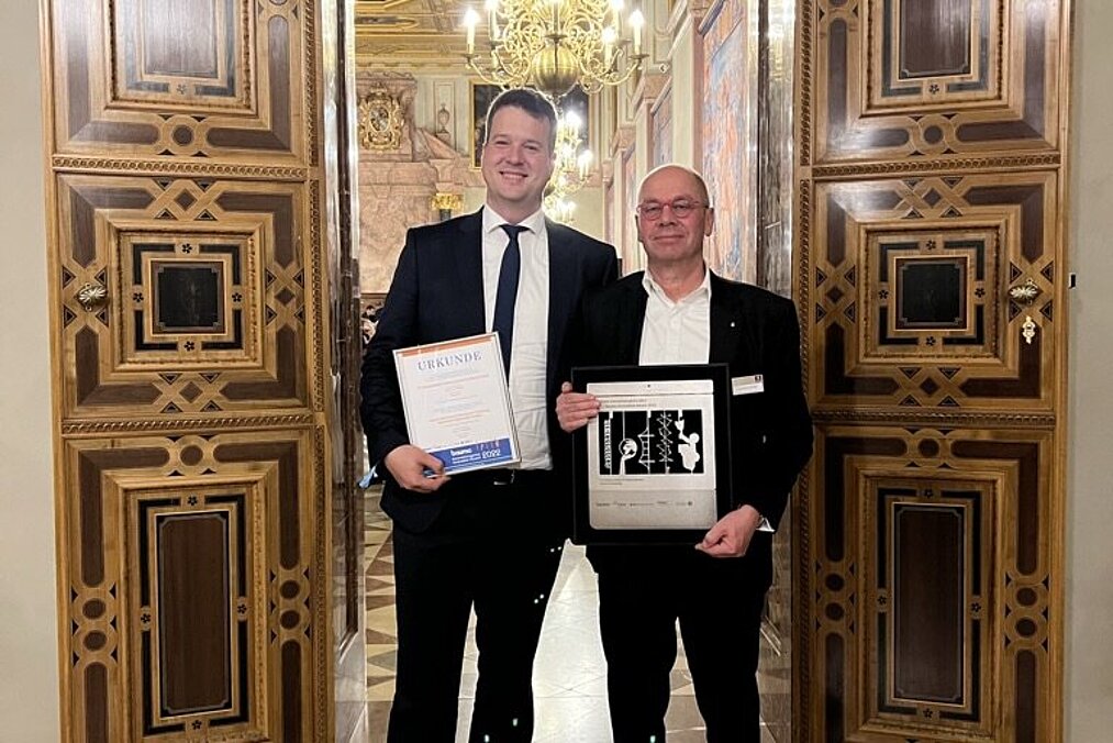 Matthias Semel (Bauer Maschinen GmbH) and Leonard Weixler (SMS GmbH) with the bauma2022 Innovation Award